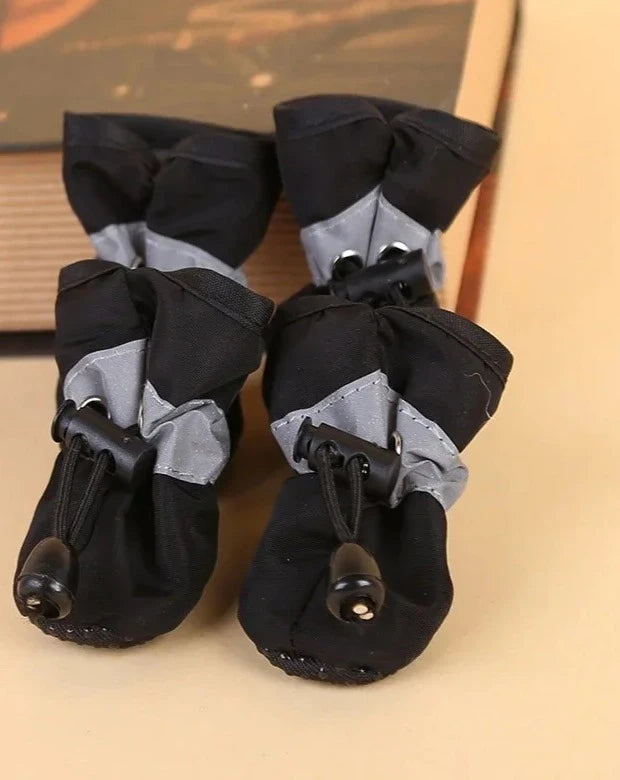 Les quatre bottes de pluie noires à bande réfléchissante, avec leur cordon de serrage