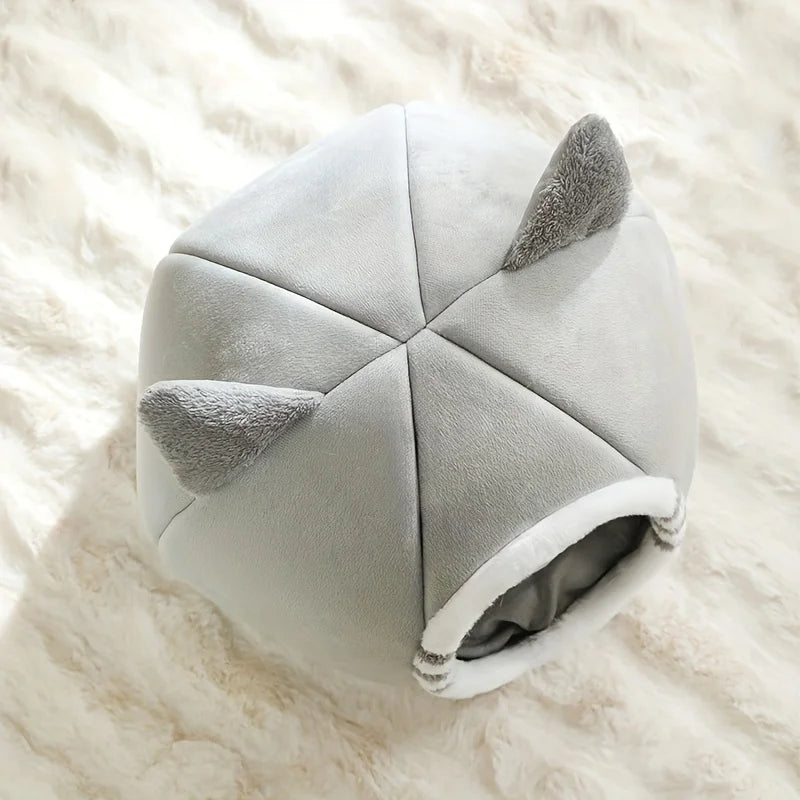 La grotte vue de trois quarts arrière, ses deux oreilles en peluche