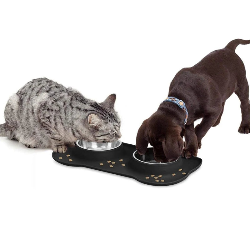 Chat et chiot mangeant dans le set de repas double noir Araneis
