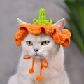 Chat portant le chapeau citrouille orange crocheté à la main