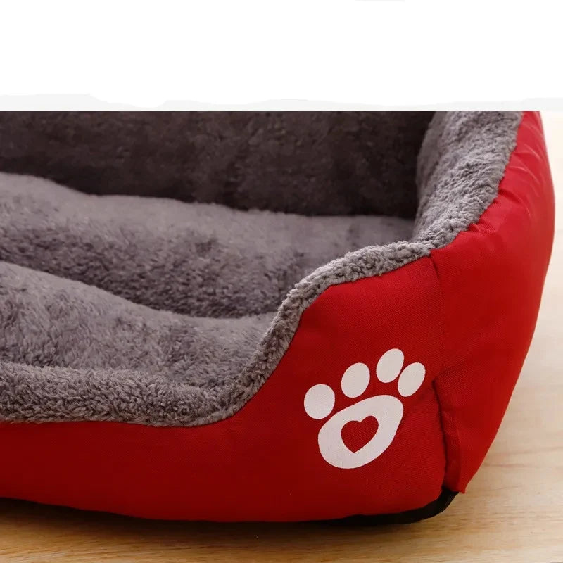 Panier matelassé rouge vu de trois quarts, coussin intérieur amovible