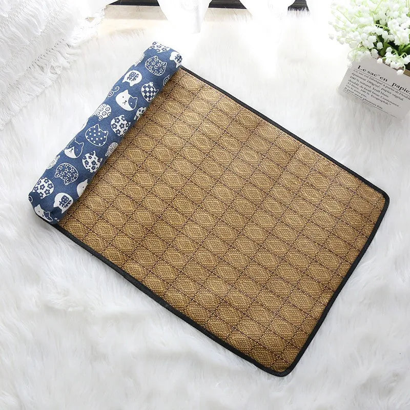 Tapis en rotin tissé vu de dessus, traversin bleu à motifs