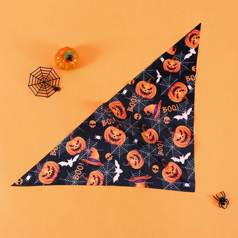 Bandana violet à motifs fantômes posé à plat