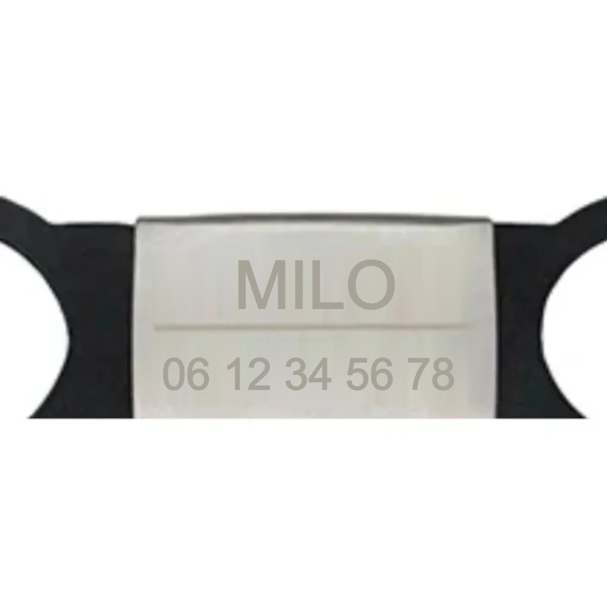 Médaille gravée silencieuse argent et noir : exemple de gravure avec le nom Milo et un numéro de téléphone