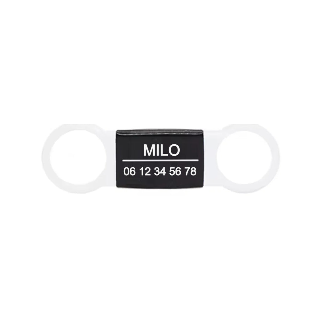 Médaille gravée silencieuse : plaque acier noire dans sa housse silicone blanche, exemple de gravure Milo et numéro