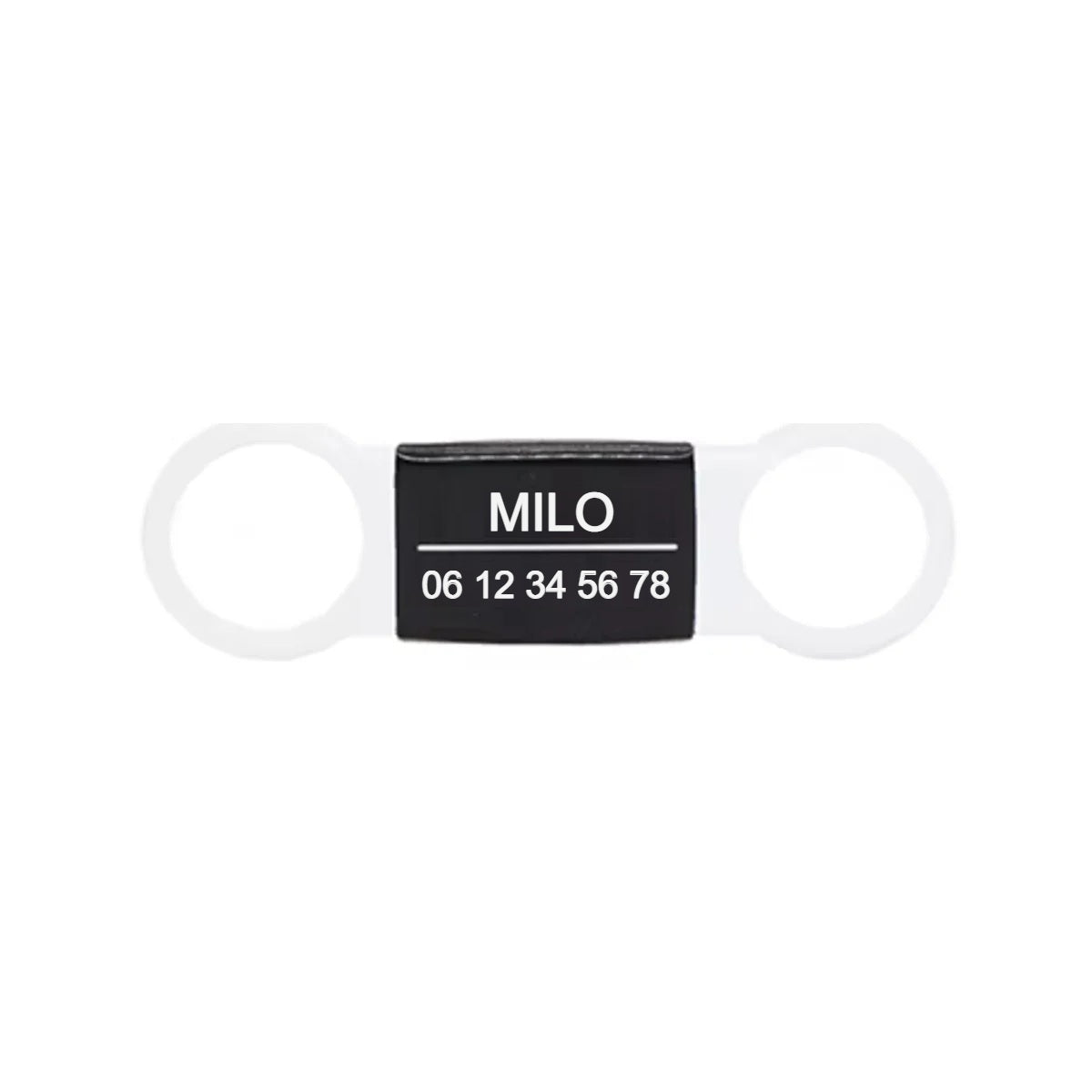 Médaille gravée silencieuse : plaque acier noire dans sa housse silicone blanche, exemple de gravure Milo et numéro