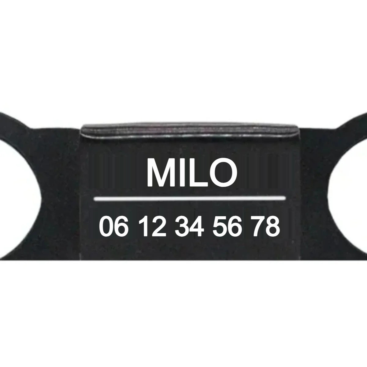 Médaille gravée silencieuse noire : exemple de gravure avec le nom Milo et un numéro de téléphone
